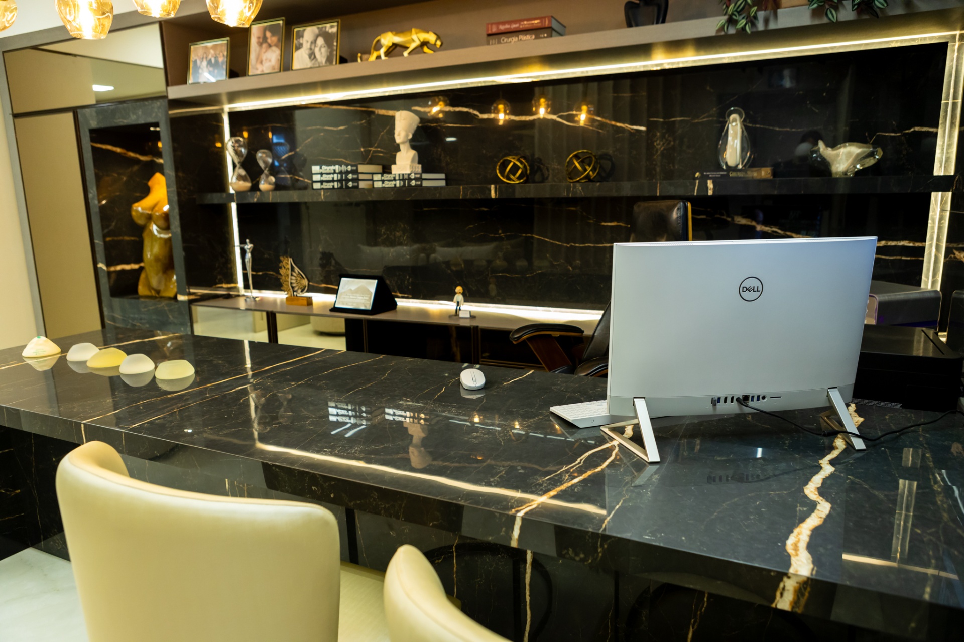Detalhe da mesa de consultório em mármore preto