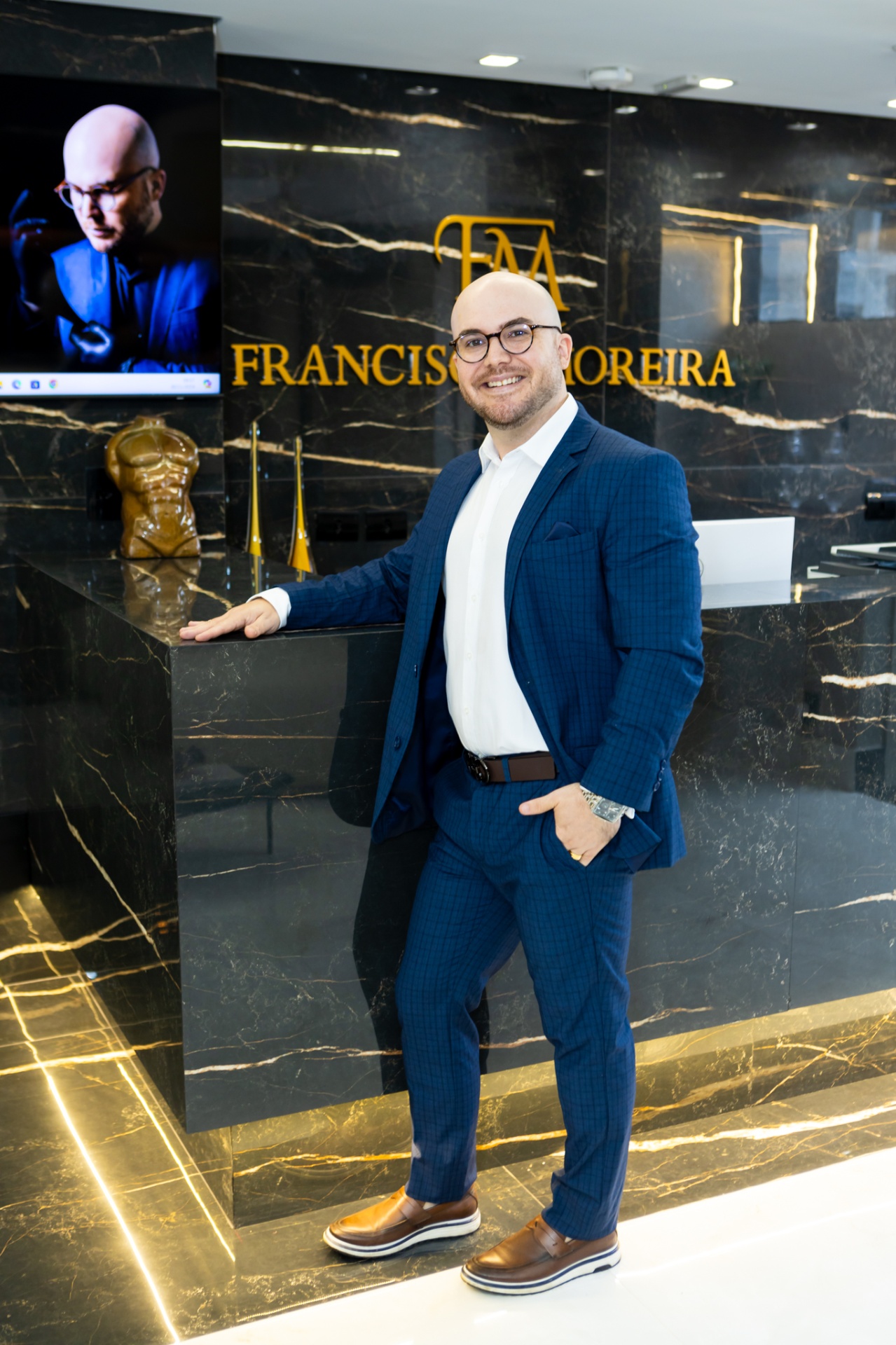 Recepção da clínica com letreiro Francisco Moreira